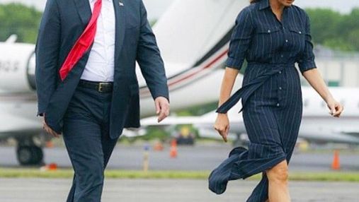 Стильна Меланія Трамп у смугастій сорочці-сукні вирушила у поїздку з чоловіком: фото