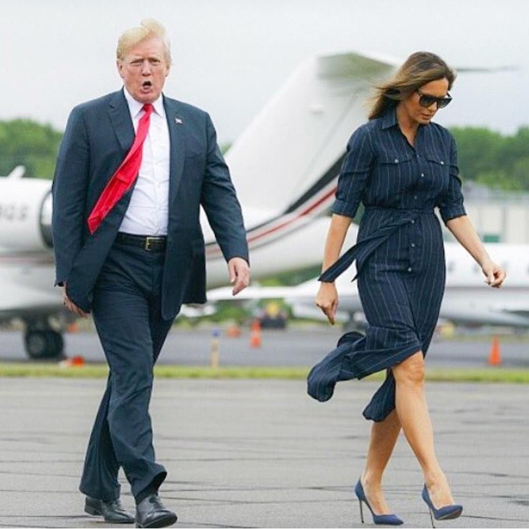 Стильна Меланія Трамп у смугастій сорочці-сукні вирушила у поїздку з чоловіком: фото