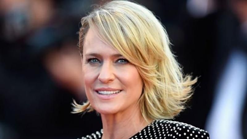 Палкі поцілунки та обійми: як зірка "Карткового будинку" Робін Райт відпочиває з бойфрендом Палкі поцілунки та обійми: як зірка "Карткового будинку" Робін Райт відпочиває з бойфрендом