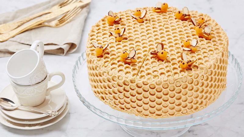 Медовик: рецепт с заварным, сметанным и сливочным кремом Медовик: рецепт с заварным, сметанным и сливочным кремом