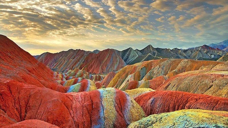 Мережу підкорюють яскраві фото різнокольорових гір Китаю