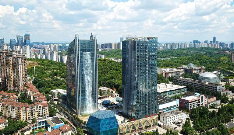 В Китае построили небоскреб с водопадом: впечатляющие фото и видео здания В Китае построили небоскреб с водопадом: впечатляющие фото и видео здания