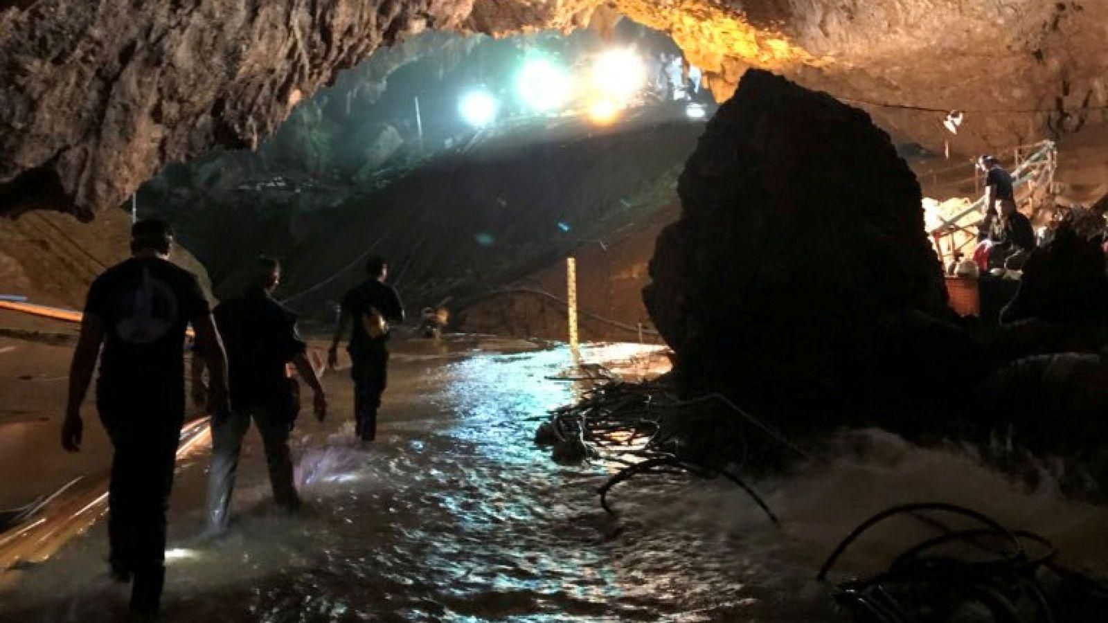 Одразу шість кінокомпаній хочуть зняти фільм про порятунок дітей з печери в Таїланді