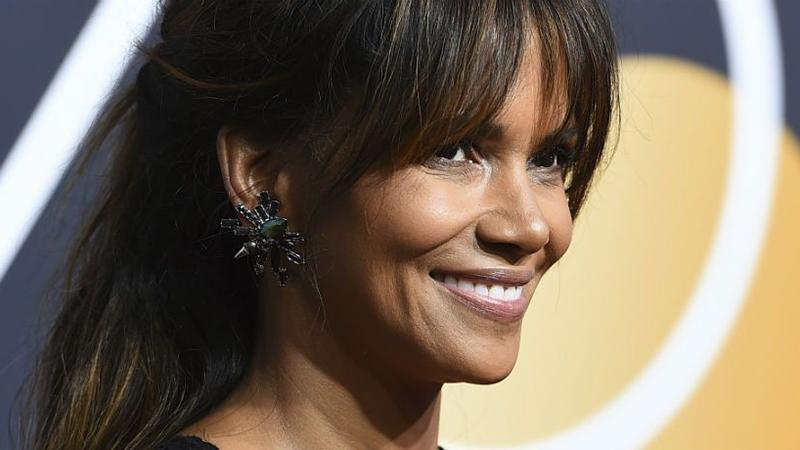 Холли Берри заинтриговала соблазнительным фото в бассейне