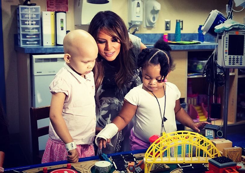 Меланія Трамп у розкішній сукні відвідала дитячу лікарню: фото Меланія Трамп у розкішній сукні відвідала дитячу лікарню: фото