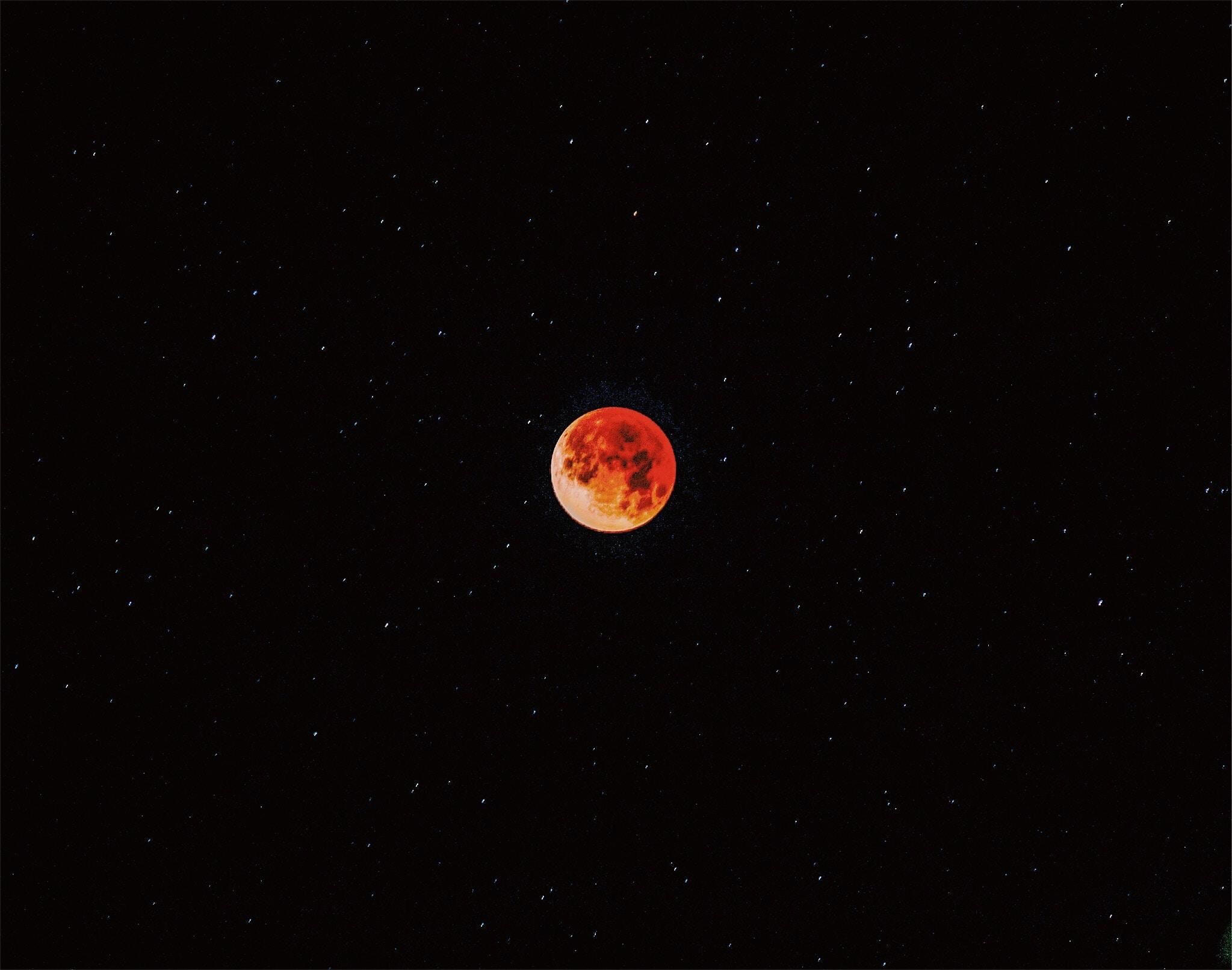 Остерігайтесь забобонів: науковець розповів правду про місячне затемнення