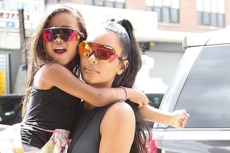 Ким Кардашян объяснила, почему выравнивает волосы пятилетней дочери Норт Ким Кардашян объяснила, почему выравнивает волосы пятилетней дочери Норт