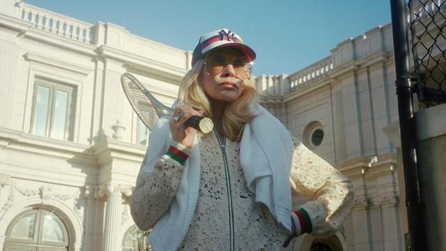 77-річна актриса Фей Данавей стала обличчям реклами Gucci: фото і відео