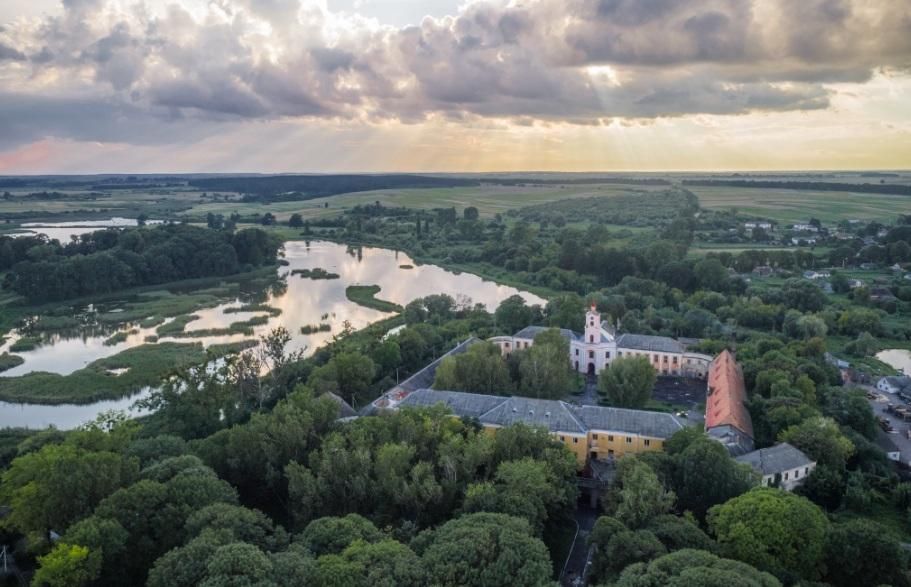 Унікальний замок Волині показали з висоти: казкові фото Унікальний замок Волині показали з висоти: казкові фото