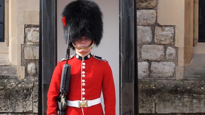 У Великобританії королівський гвардієць грубо штовхнув жінку: відео