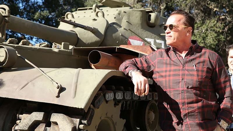 70-річний Арнольд Шварценеггер на танку розчавив авто: відео
