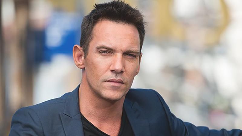 Я не страждаю від алкоголізму, – актор Джонатан Ріс-Маєрс відверто розповів про свою залежність Я не страждаю від алкоголізму, – актор Джонатан Ріс-Маєрс відверто розповів про свою залежність