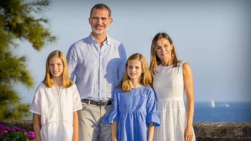 Королева Испании надела роскошное белое платье для семейной фотосессии