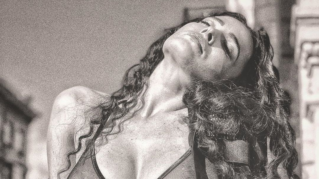 Сексапильная Даша Астафьева обнажилась в новой фотосессии 18+