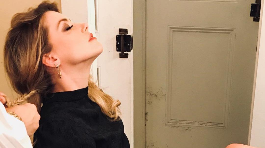 Уставшая Эмбер Хёрд засветила грудь в объемном платье: фото