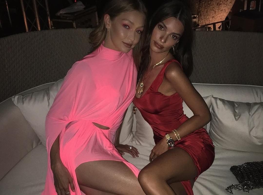 Соблазнительные Эмили Ратаковски и Джиджи Хадид вместе отдыхают на острове: фото Соблазнительные Эмили Ратаковски и Джиджи Хадид вместе отдыхают на острове: фото