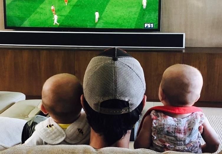 Енріке Іглесіас з дружиною показали кумедні фото своїх малюків-"вболівальників" Енріке Іглесіас з дружиною показали кумедні фото своїх малюків-"вболівальників"