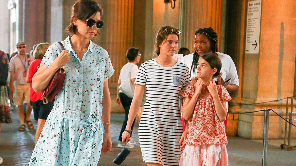 Дочь и экс-жену Тома Круза заметили в похожих нарядах в Париже Дочь и экс-жену Тома Круза заметили в похожих нарядах в Париже