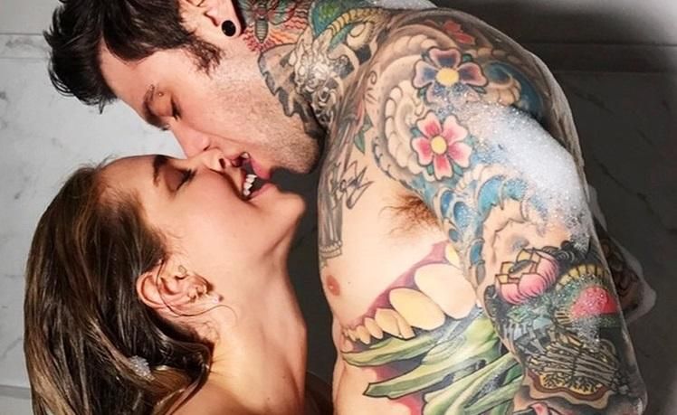 Итальянский рэпер показал эротическое фото с обнаженной Кьярой Ферраньи в постели: 18+