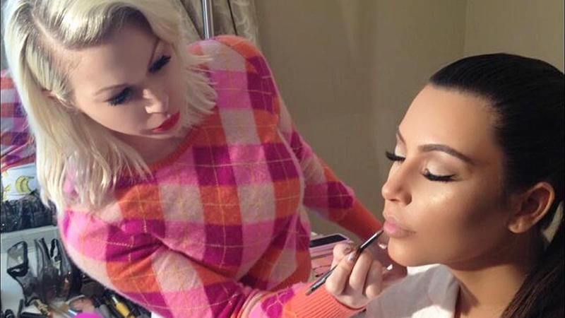 Сестры Кардашян уволили визажиста после 10 лет сотрудничества: детали скандала Сестры Кардашян уволили визажиста после 10 лет сотрудничества: детали скандала