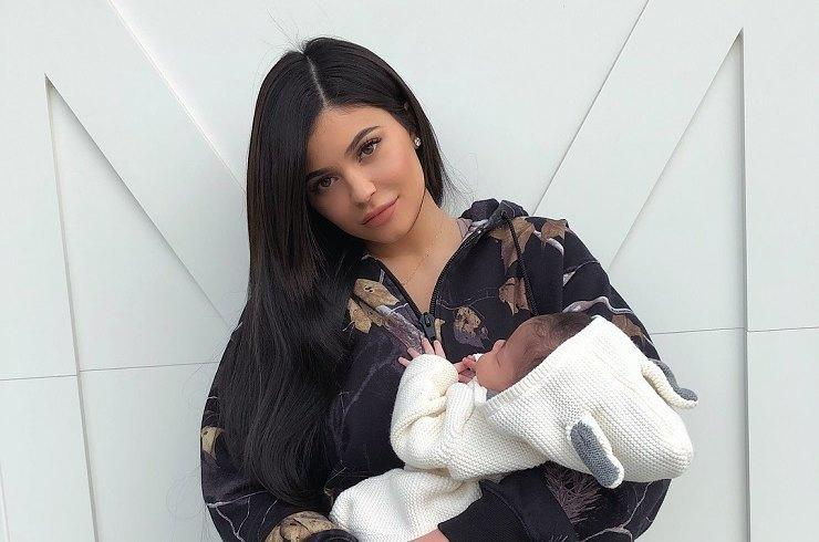 Сколько стоит коллекция обуви новорожденной дочери Кайли Дженнер: подробности