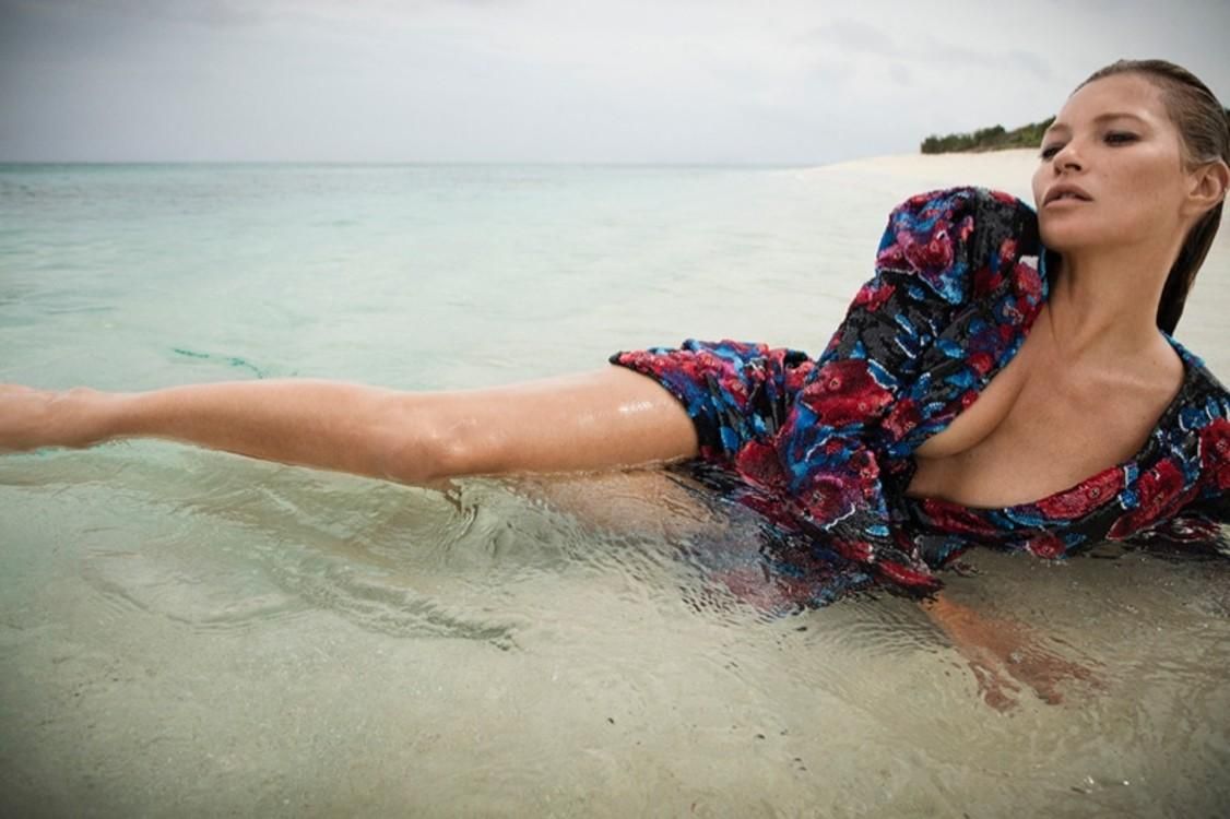 Кейт Мосс посветила грудью в гламурной съемке для Saint Laurent: фото, видео