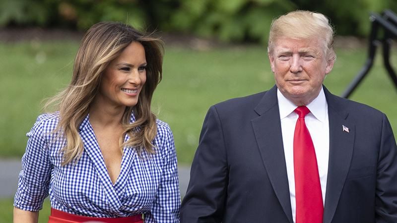 Клетка и красный бант: в каком платье Мелания Трамп праздновала День независимости США Клетка и красный бант: в каком платье Мелания Трамп праздновала День независимости США