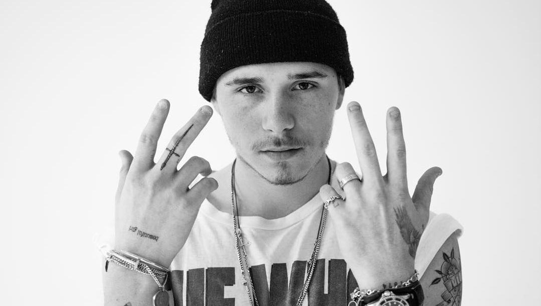 Бруклин Бекхэм показал эротическое фото с полотенцем