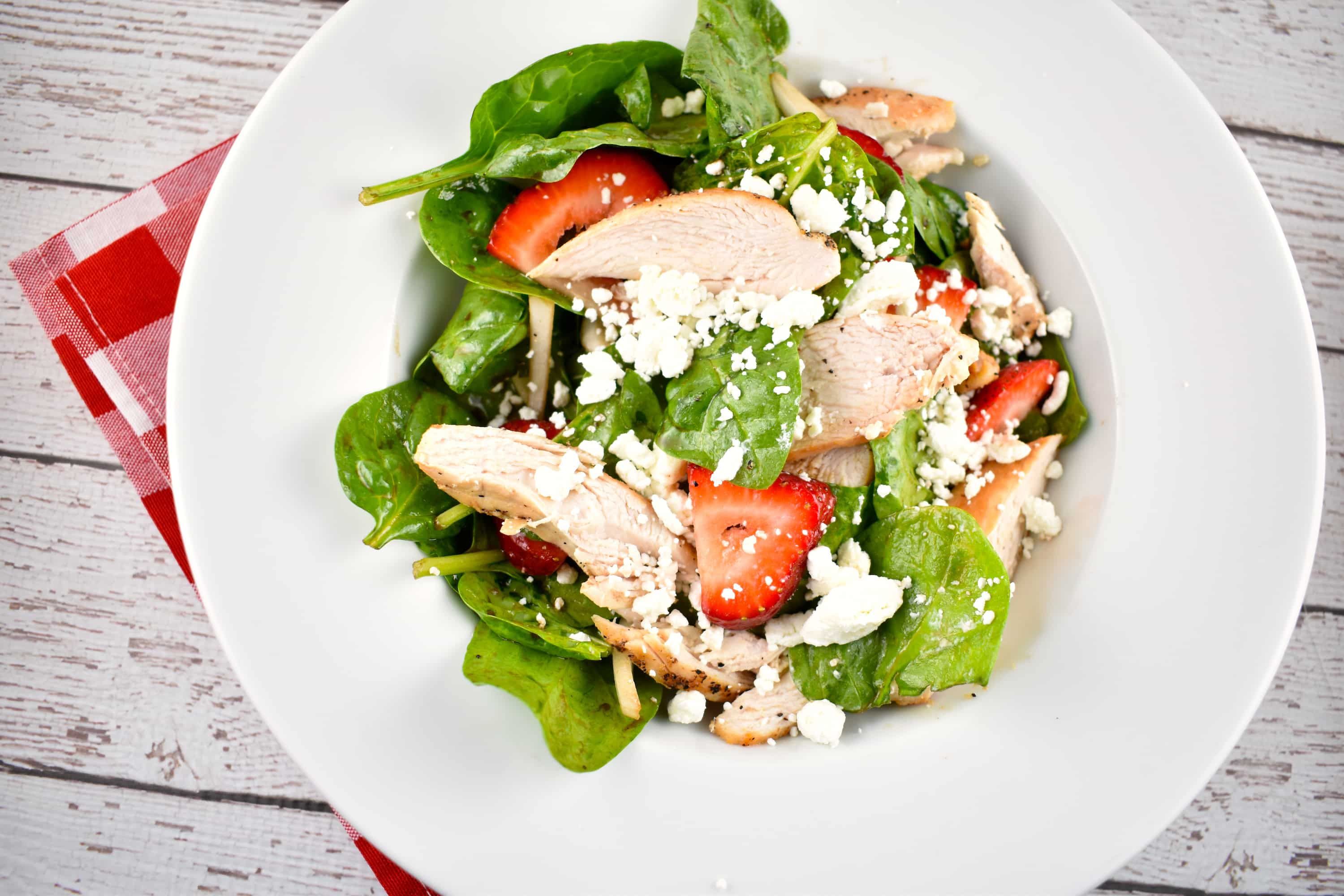 Полуничний салат з м'ясом курки: легкий рецепт від дієтолога