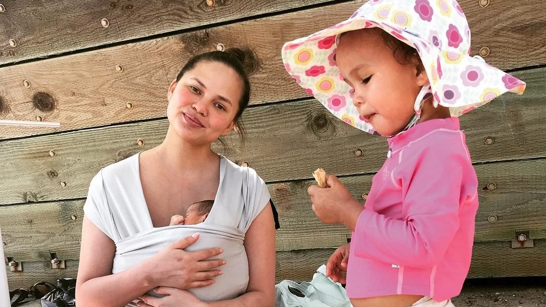 Крисси Тейген развеселила снимком, где одновременно кормит грудью сына и игрушечную куклу