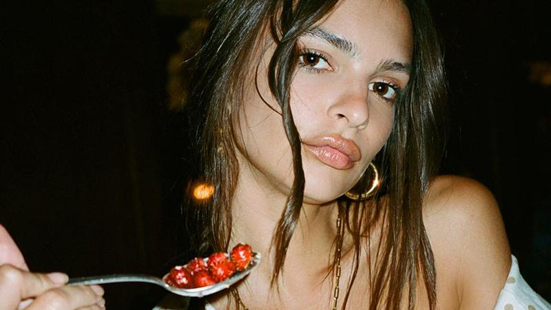 Эмили Ратаковски похвасталась упругими ягодицами на обольстительном фото