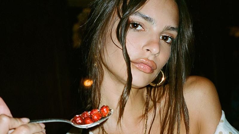 Эмили Ратаковски похвасталась упругими ягодицами на обольстительном фото Эмили Ратаковски похвасталась упругими ягодицами на обольстительном фото