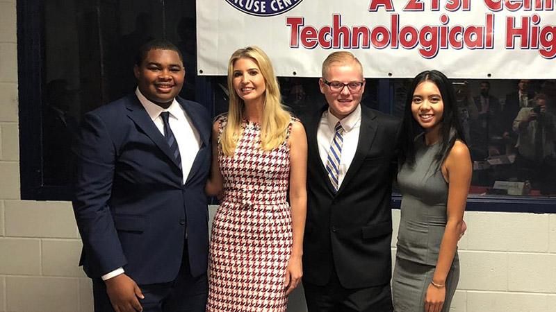 Иванка Трамп в клетчатом платье посетила завод: фото Иванка Трамп в клетчатом платье посетила завод: фото