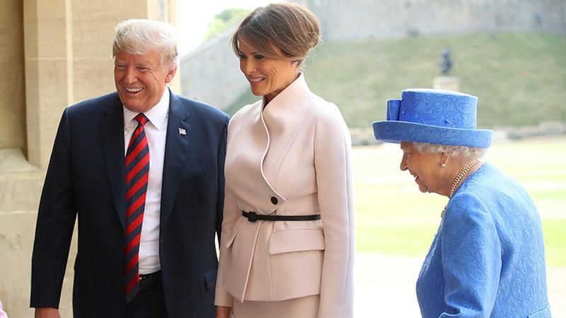 Класичний костюм та елегантна зачіска: Меланія Трамп зустрілась з Єлизаветою ІІ