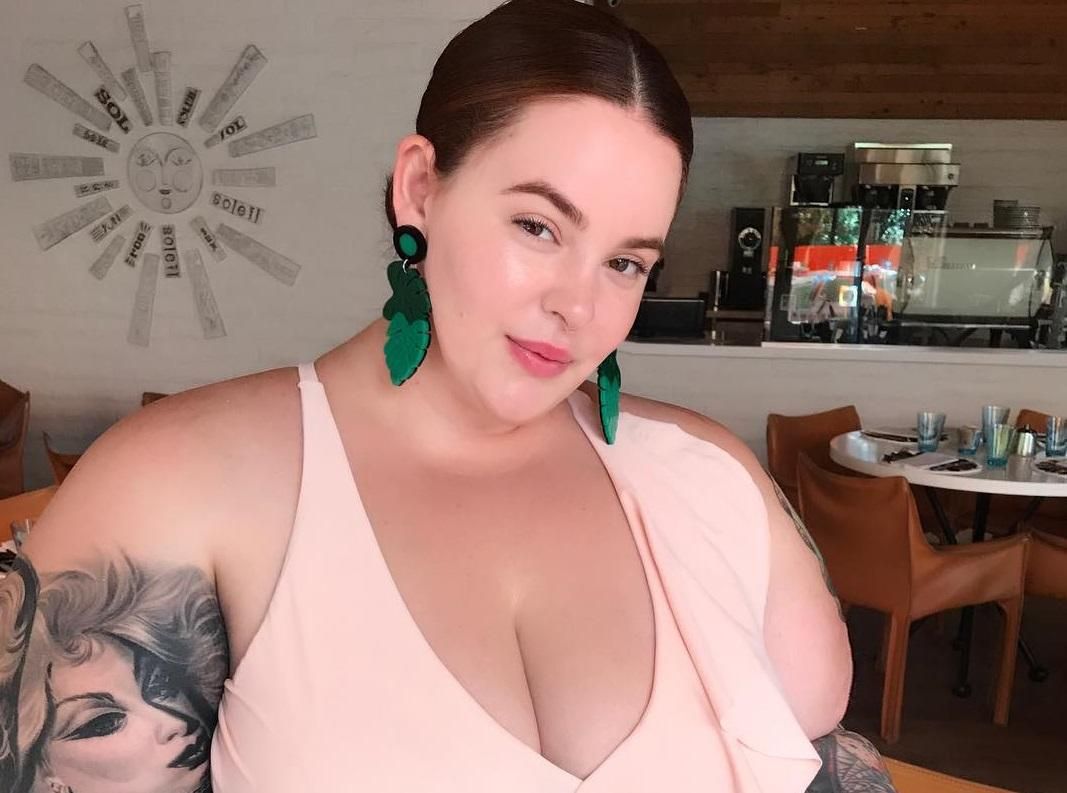 150-кілограмова модель Тесс Холлідей вразила мережу пишними формами у червоному костюмі 150-кілограмова модель Тесс Холлідей вразила мережу пишними формами у червоному костюмі