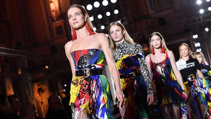 Бренд Versace встановив фешн-рекорд в рекламі нової колекції: яскраві кадри Бренд Versace встановив фешн-рекорд в рекламі нової колекції: яскраві кадри