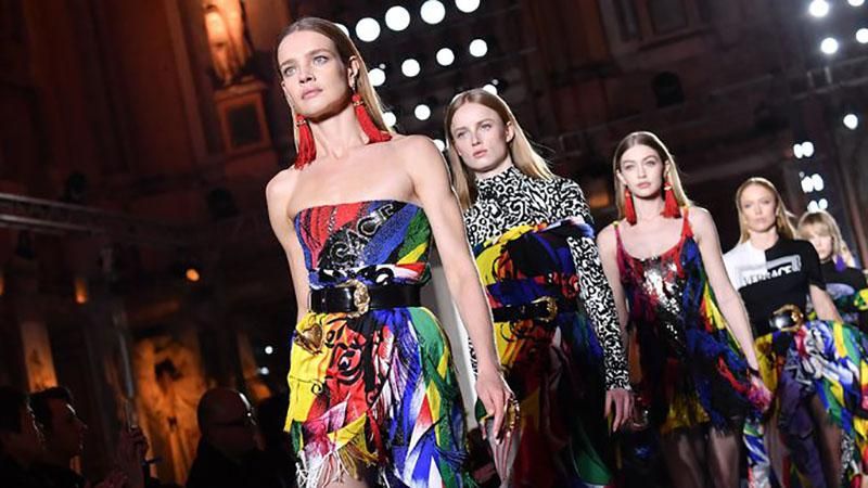 Бренд Versace установил фэшн-рекорд в рекламе новой коллекции: яркие кадры