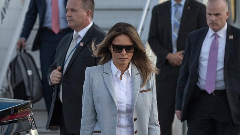 Пальто за 4 тысячи долларов и кожаные штаны: Мелания Трамп поразила стильным нарядом в Хельсинки Пальто за 4 тысячи долларов и кожаные штаны: Мелания Трамп поразила стильным нарядом в Хельсинки