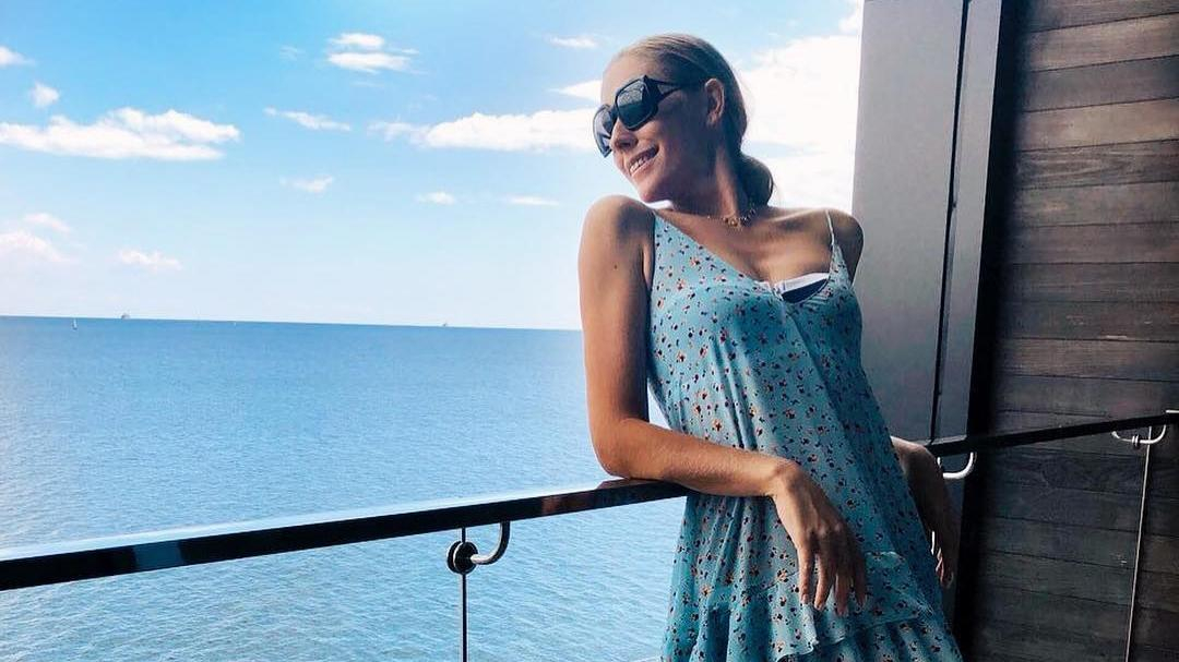 Катя Осадчая показала соблазнительную фигуру в купальнике: пикантные кадры