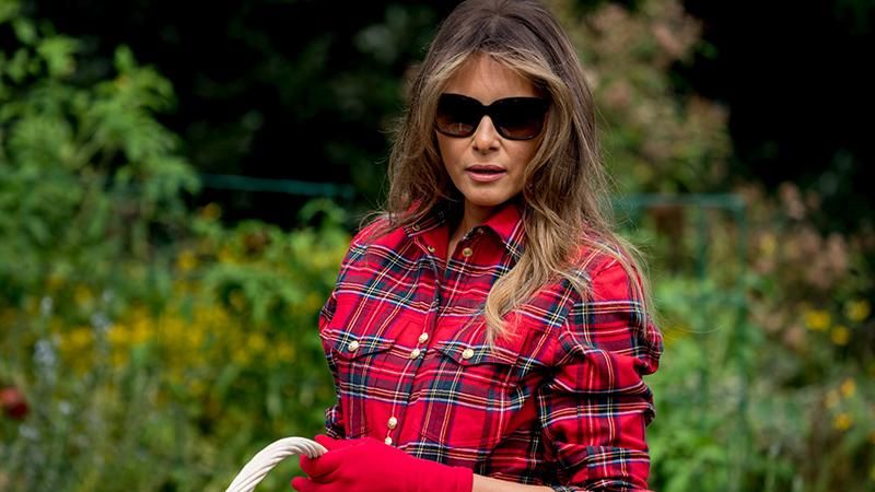 Перша садівниця: у мережі висміяли фото Меланії Трамп річної давнини Перша садівниця: у мережі висміяли фото Меланії Трамп річної давнини