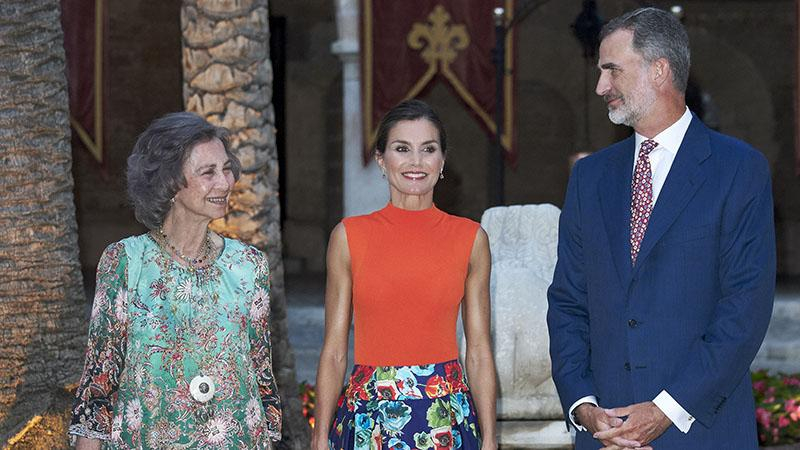 Королева Испании ошеломила ярким нарядом на официальном приеме: фото