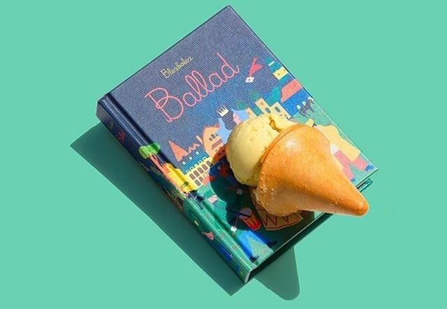 Дизайнер покорил Instagram серией снимков с книгами и мороженым: фото