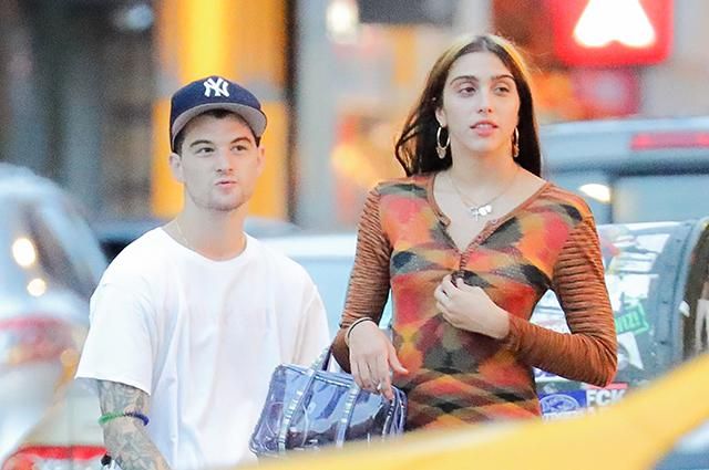 У міні-сукні і кросівках: донька Мадонни прогулялася з хлопцем Нью-Йорком У міні-сукні і кросівках: донька Мадонни прогулялася з хлопцем Нью-Йорком