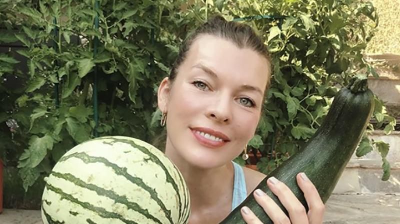 Акторка Міла Йовович похизувалась власним врожаєм: фото Акторка Міла Йовович похизувалась власним врожаєм: фото