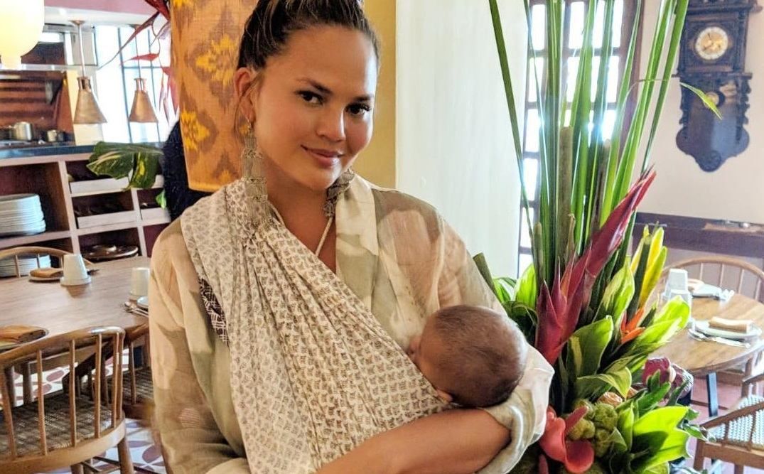 Крисси Тейген с детьми оказалась в эпицентре землетрясения в Индонезии Крисси Тейген с детьми оказалась в эпицентре землетрясения в Индонезии