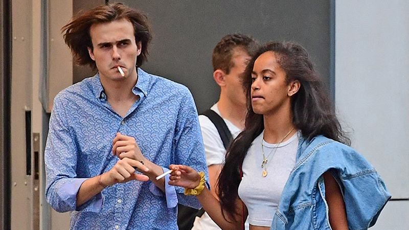 20-летнюю дочь Барака Обамы поймали с сигаретой: фото