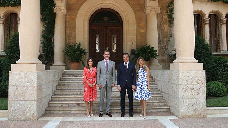 Королева Испании выбрала роскошное платье для встречи с высокопоставленными лицами: фото