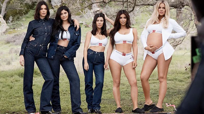 Сестер Кардашян обвинили в чрезмерном фотошопе в съемке для Calvin Klein Сестер Кардашян обвинили в чрезмерном фотошопе в съемке для Calvin Klein