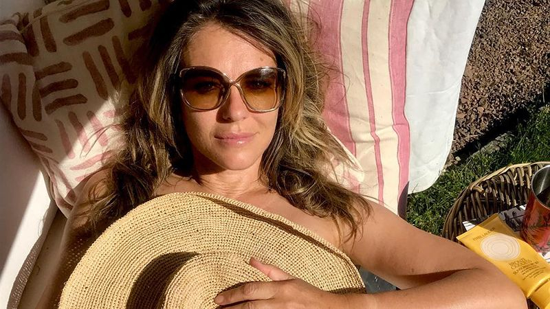 53-летняя актриса Элизабет Херли пришла на вечеринку в прозрачном платье