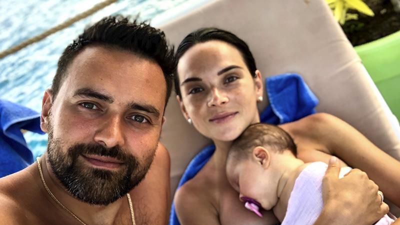 Тімур Мірошниченко вперше поїхав на відпочинок з новонародженою донькою: яскраві фото Тімур Мірошниченко вперше поїхав на відпочинок з новонародженою донькою: яскраві фото